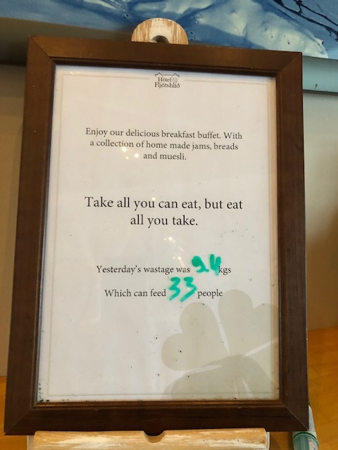 Ein Schild am Frühstücksbuffet, welches die Abfallwerte der Gäste vom Vortag aufzeigt im Hotel Fljotshlid