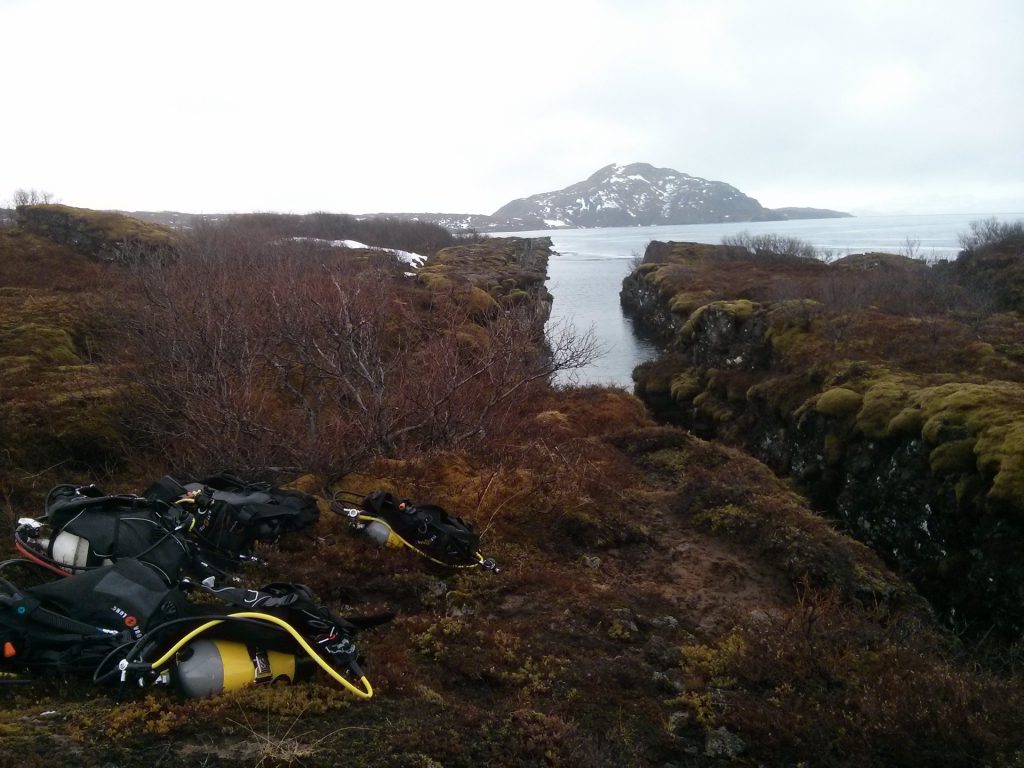 Das Tauchen und Schnorcheln in der Silfra Spalte auf Island bietet ein einzigartiges Erlebnis zwischen den Kontinentalplatten.