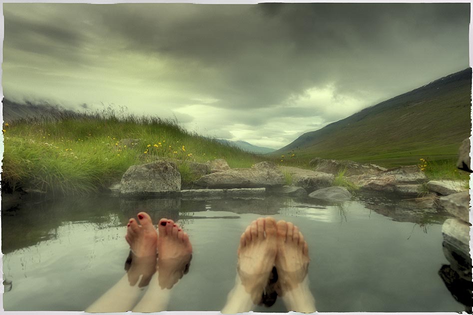 Entspannen im Hot Pot mitten in der Natur - der perfekte Ort, um den Sommer auf Island einzuläuten.