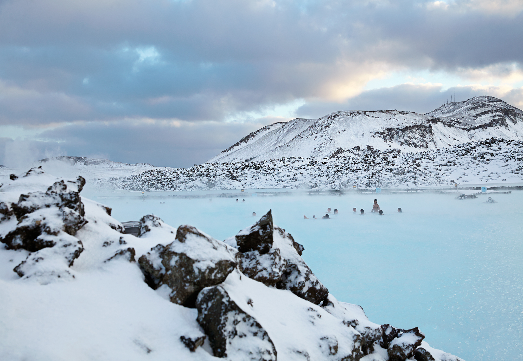 Die blaue Lagune auf Island lockt im Winter zahlreiche Touristen in ihr natürlich warmes und strahlend blaues Wasser.