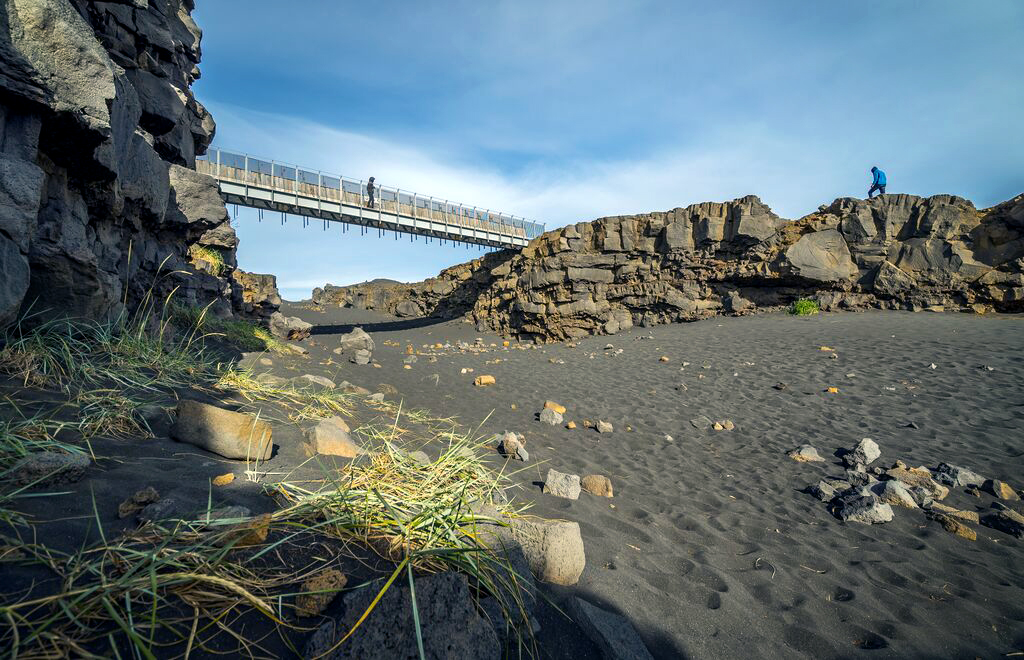 Beliebtes Ziel auf Reykjanes: die Brücke zwischen den Kontinenten.