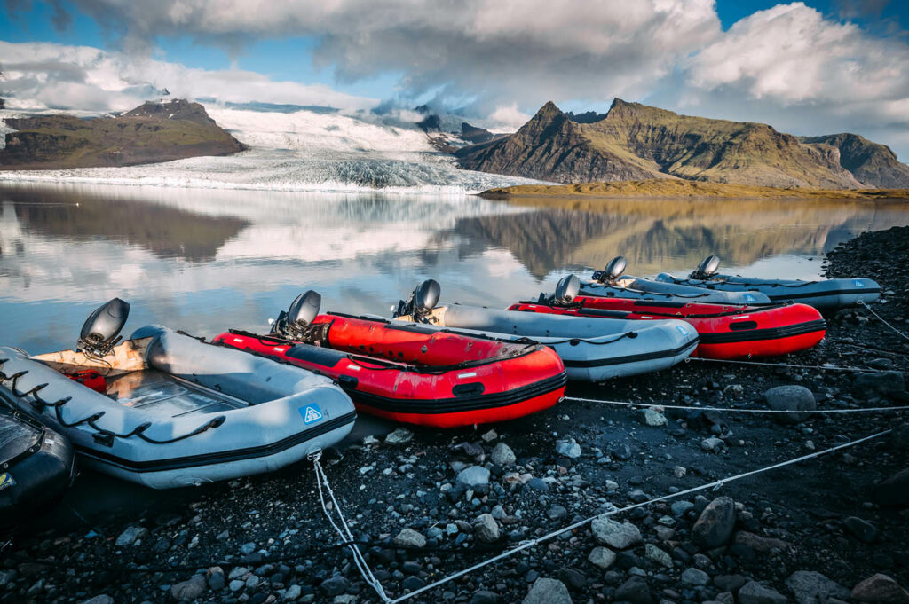 Die Gletscherseen des Jökulsárlón und Fjallsárlon lassen sich auf Bootstouren oder mit dem Kajak erkunden