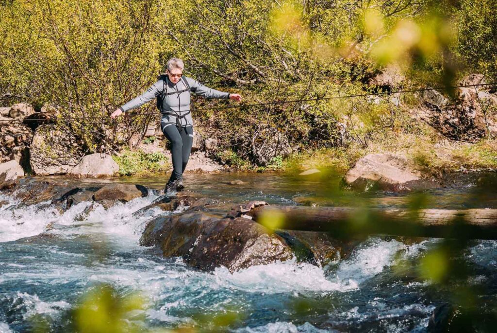 Frau, wandern, Flussüberquerung, Island