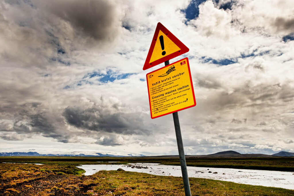 Vorsicht-Schild, Furt, Flussdurchquerung, Hochland, Island