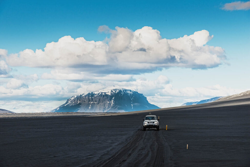 Europa, Island, Hochland, Odadahraun, Herdubreid, Jeep, 4 wheel, Vulkan, Tafelvulkan, Wueste, Landschaft, Natur, Berg, Lavawueste