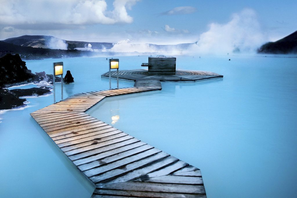 Das Thermalbad Blue Lagoon ist die bekannteste heiße Quelle in Island.