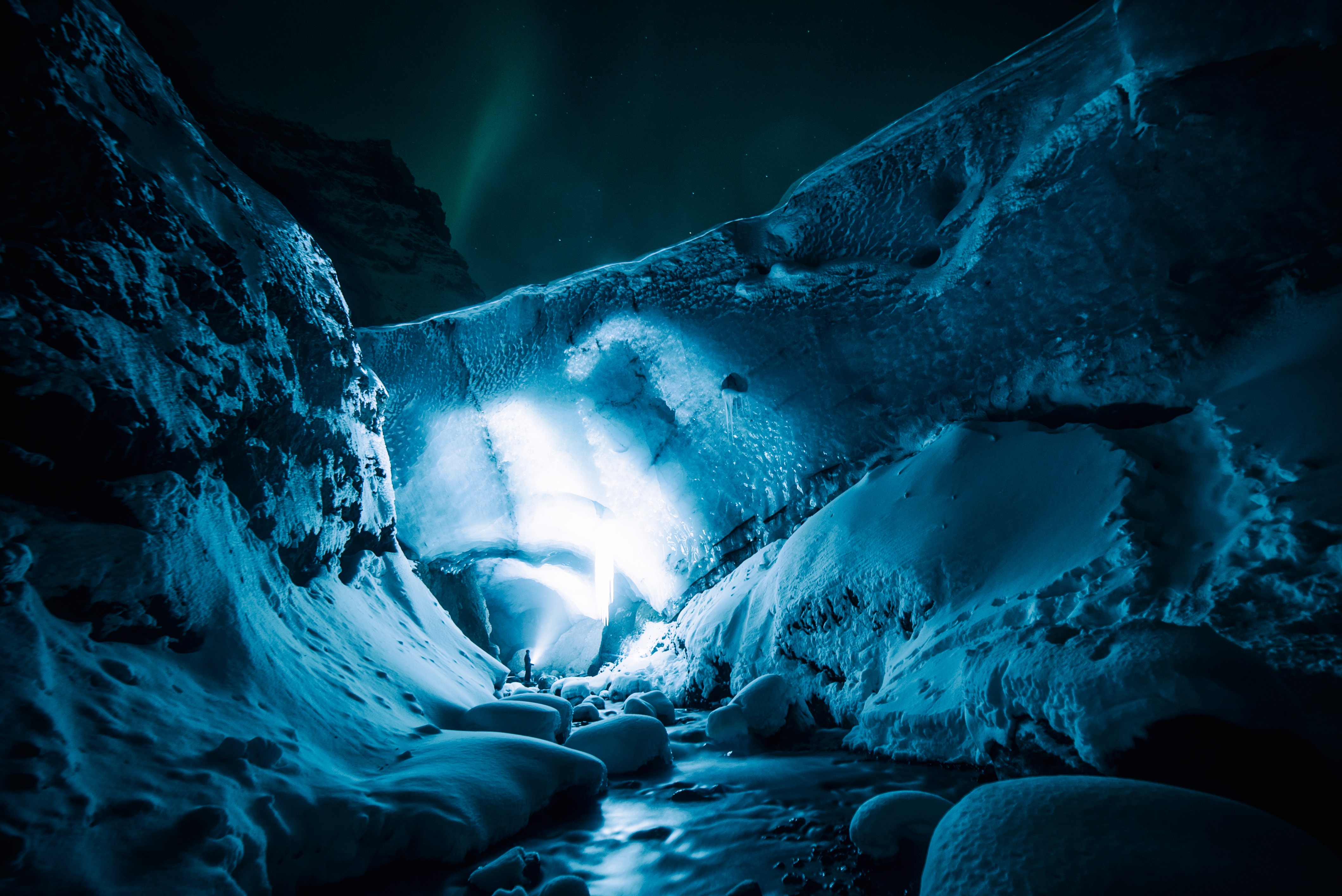 Ein Besuch in einer der Eishöhlen in Island ist nur eine der vielen Aktivitäten, die sich im Winter ganz besonders lohnen.