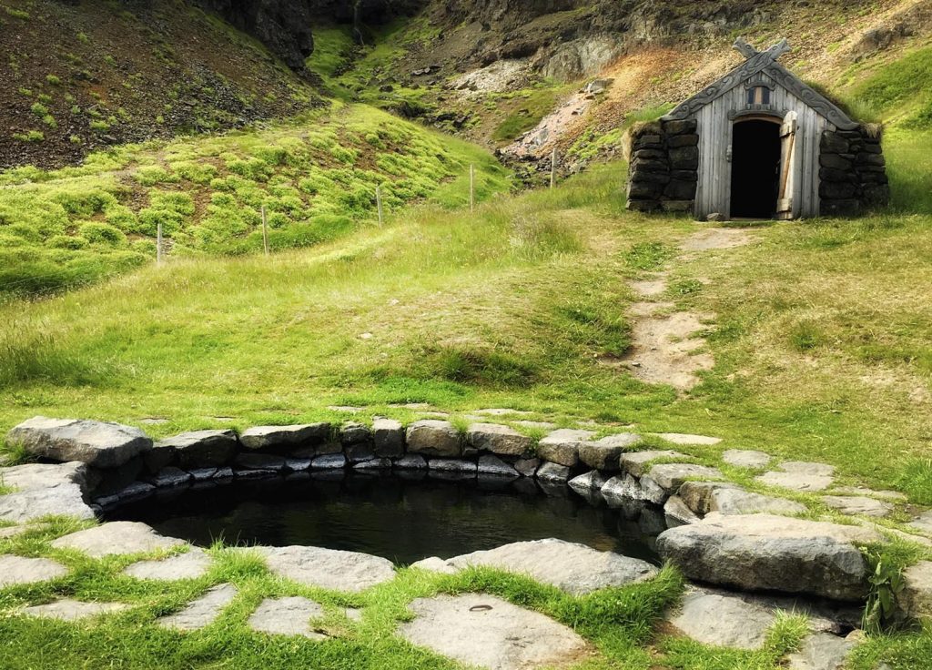 Entspannen im sagenumwobenen Hot Pot Guðrúnarlaug
