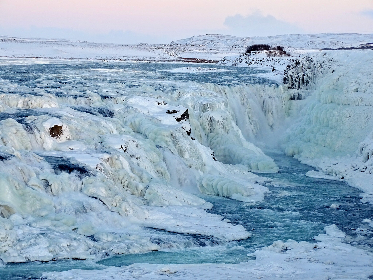 Im Sommer wie im Winter hat der berühmte Wasserfall Gullfoss auf Island eine einzigartige Faszination.