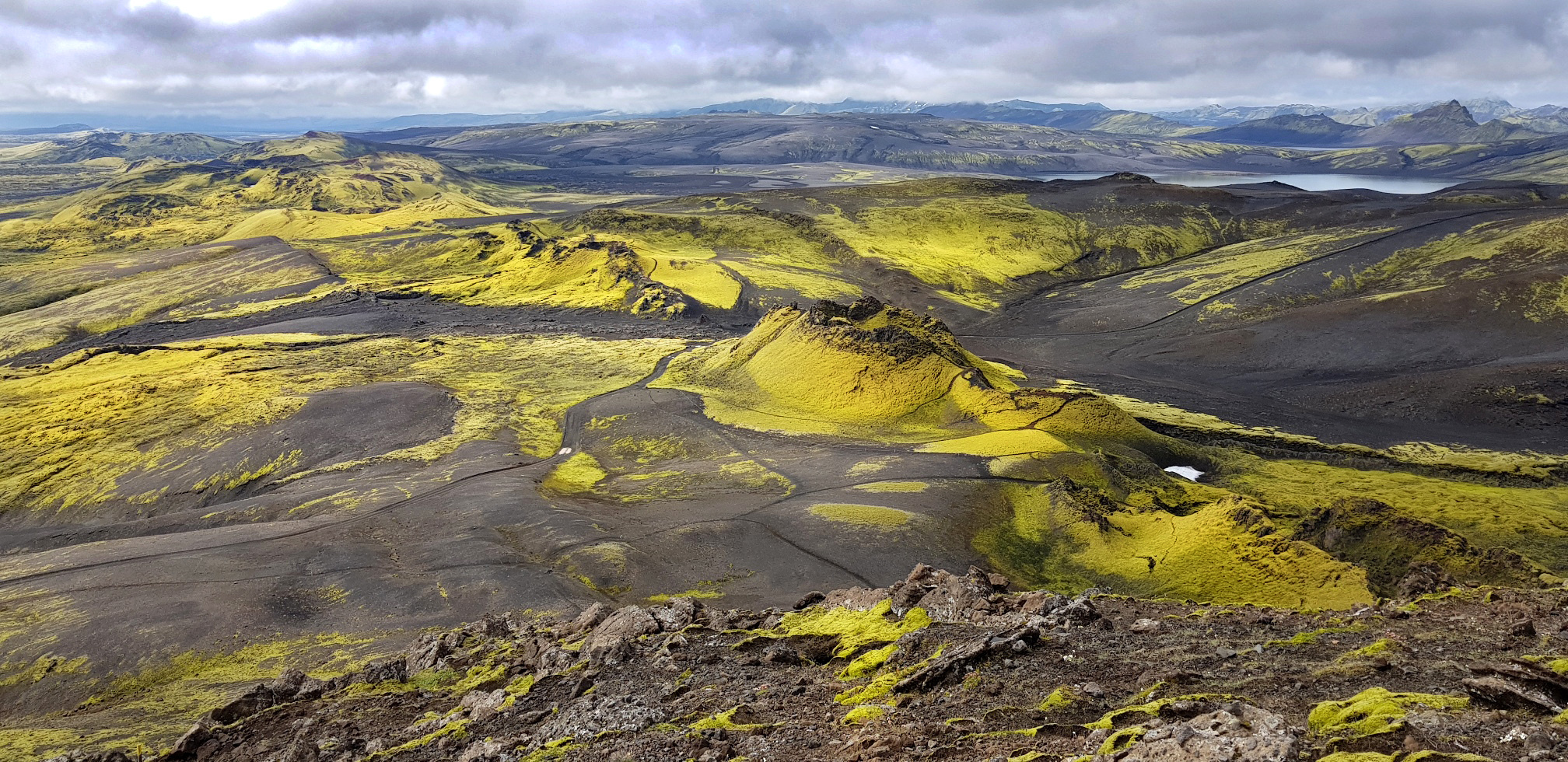 Der Laki-Krater auf Island ist ein beliebtes Ausflugsziel und zieht Touristen aus der ganzen Welt an.