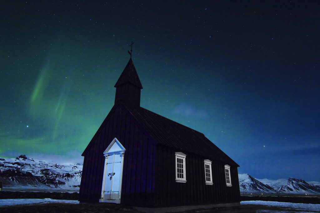 Eine Kirche ist ein schönes Motiv für ein Polarlicht-Foto.
