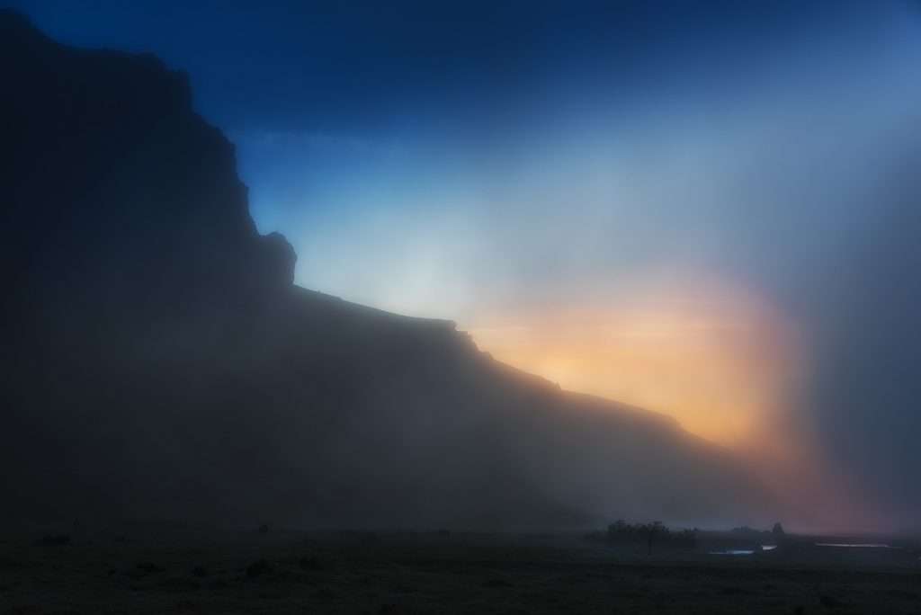 Das Licht der Mitternachtssonne taucht die Landschaft Islands in ein unwirkliches Licht.