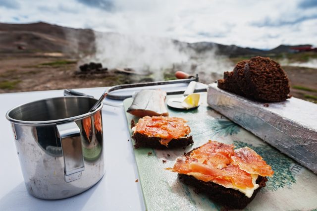 Rúgbrauð wird in Island in der Erde gebacken und mit Butter und Fisch belegt.