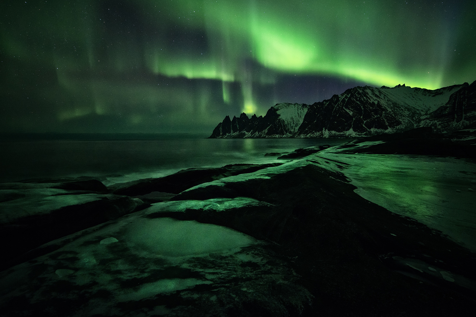 Polarlichter erhellen die Südküste von Island 