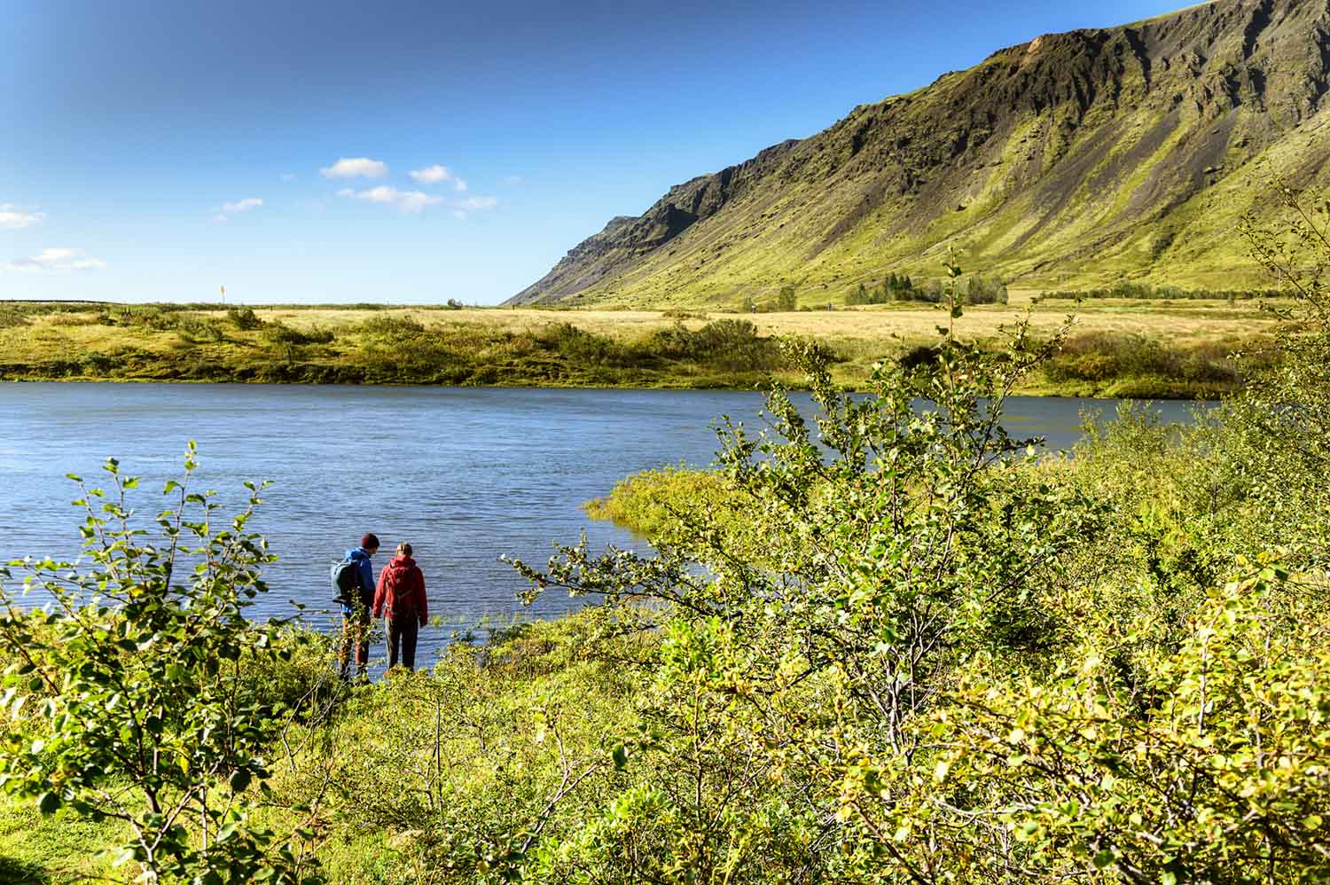 Am Ufer des Flusses Sogiđ in Südisland finden Wanderer ein grünes Paradies, das zum Fotografieren und Verweilen einlädt.