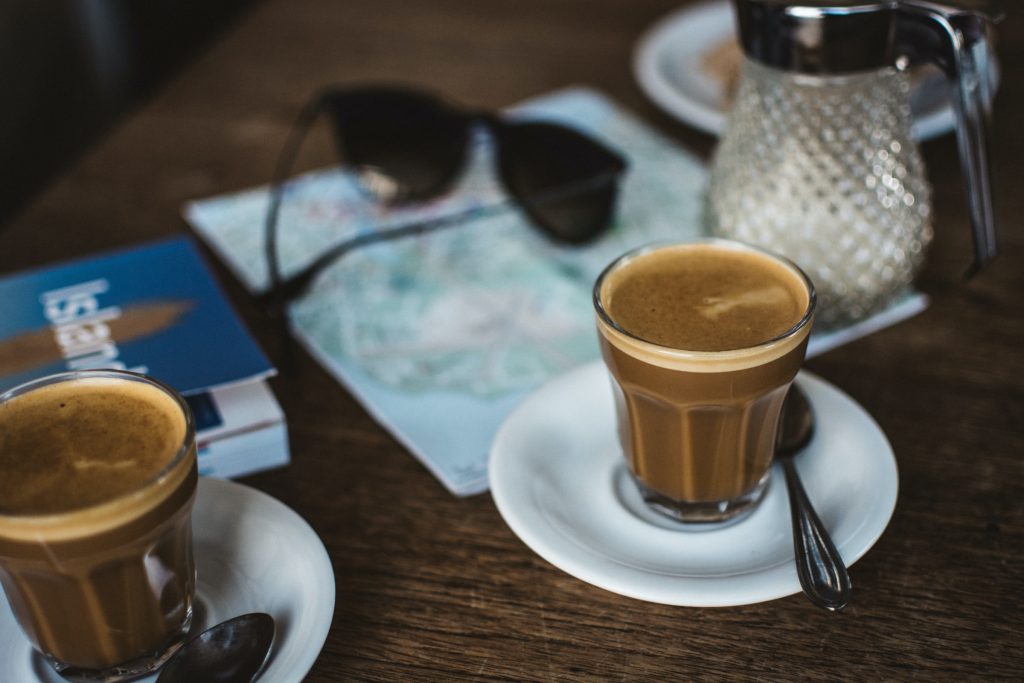 Kaffee, Landkarte, Brille, Island