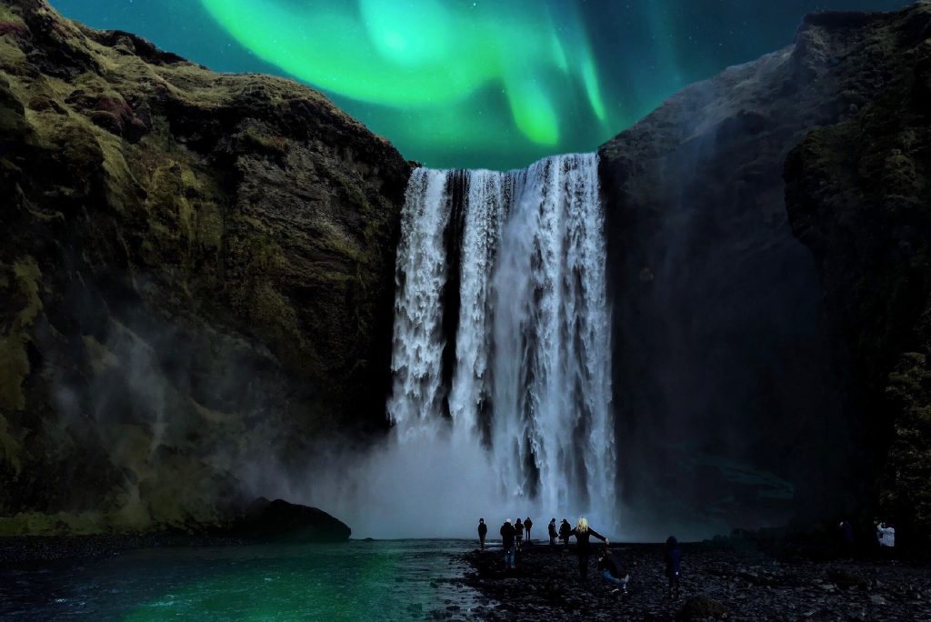 Island im Dezember, Polarlichter, Wasserfall