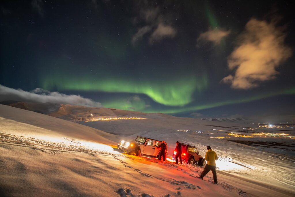 Jeeps bringen dich an schwer erreichbare Orte, an denen du Polarlichter fotografieren kannst.