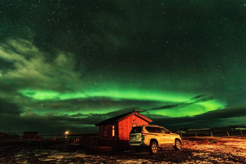 Polarlichter, Ferienhaus, Jeep, Island