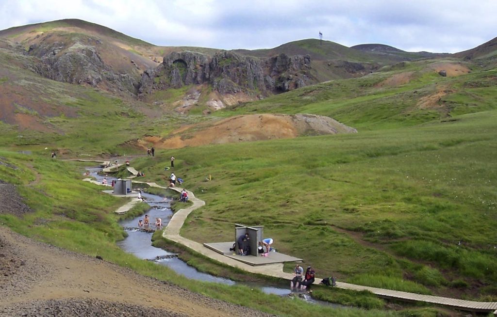 Der Bach in Reykjadalur entspringt heißen Quellen und lädt wie die Hot Pots zum Baden ein.