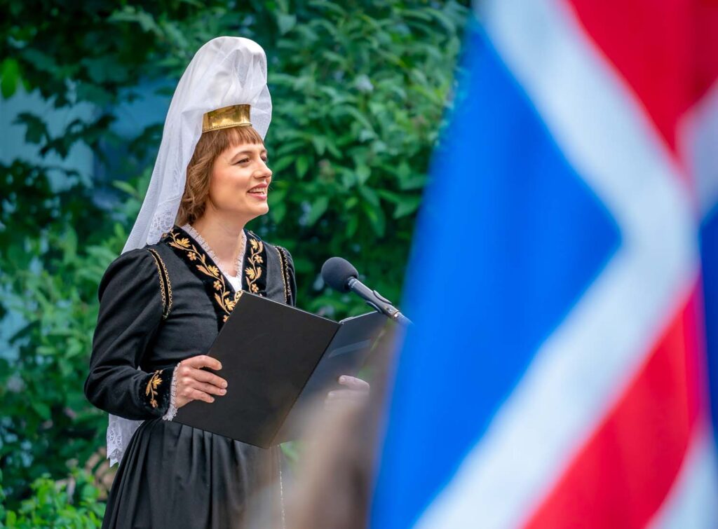 Frau, isländische Tracht, fahne, Zeremonie, 17. Juni, Nationalfeiertag, Island