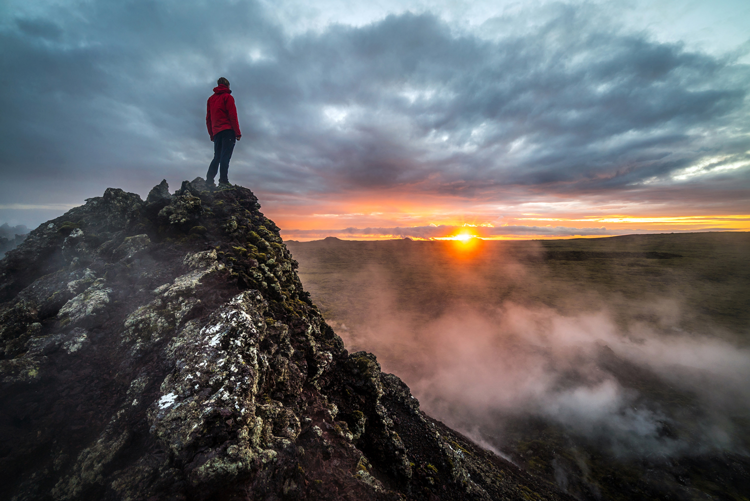 Auf der Halbinsel Reykjanes erwarten Urlauber spektakuläre Panoramen und typisch isländische geothermale Aktivitäten.
