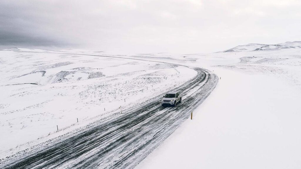 Schneebedeckte Straße, Auto, Island