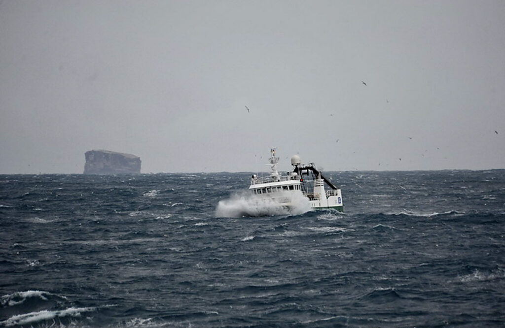 Fischtrawler, Sturm, Wellen, island