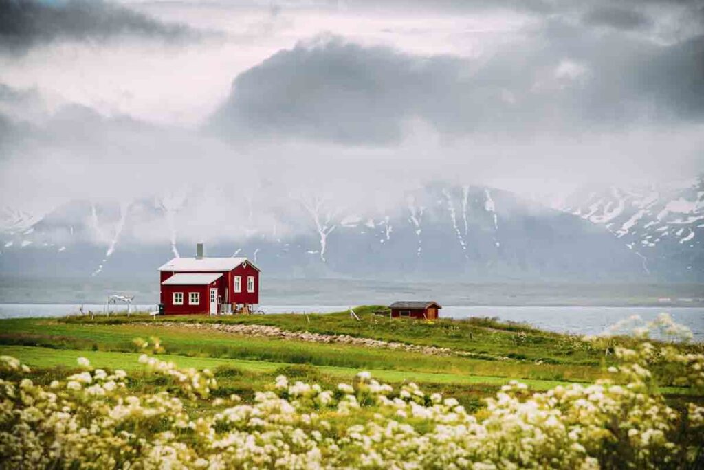 Tröllaskagi Halbinsel, Küste, Meer, rotes Haus, Island