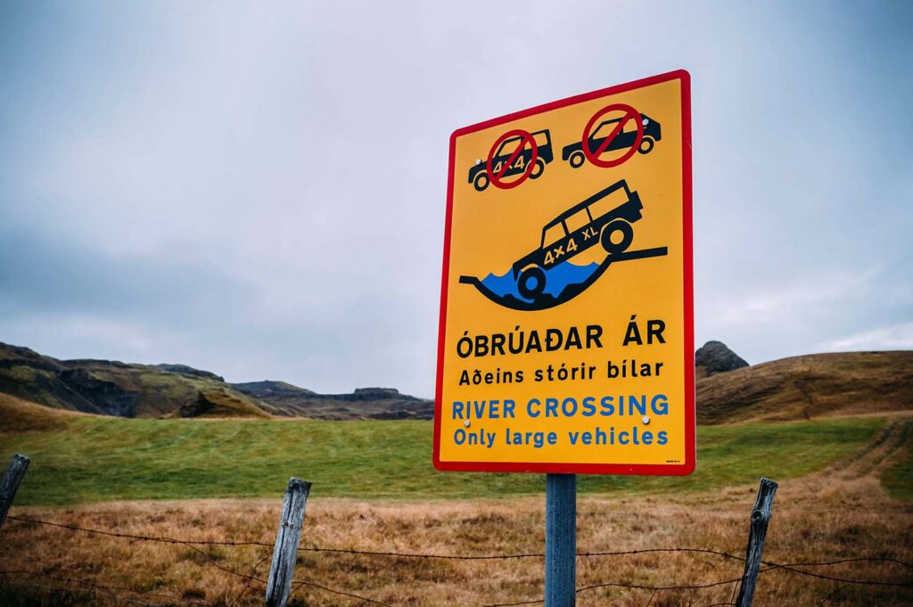 Verkehrsschild, nur für Superjeeps geeignet, Island
