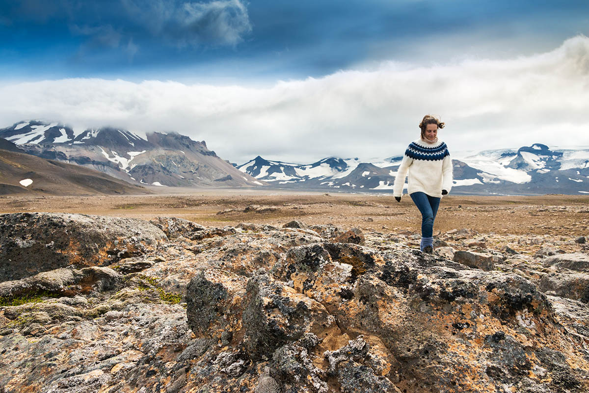 Frau mit Islandpullover wandert im Hochland Islands