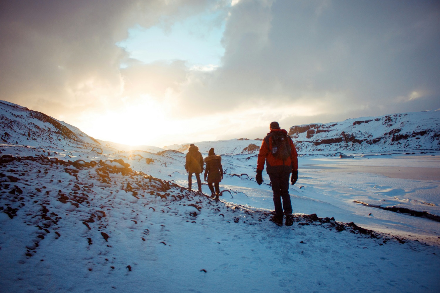 Wandergruppe, Sonnenuntergang, Schneelandschaft,Island