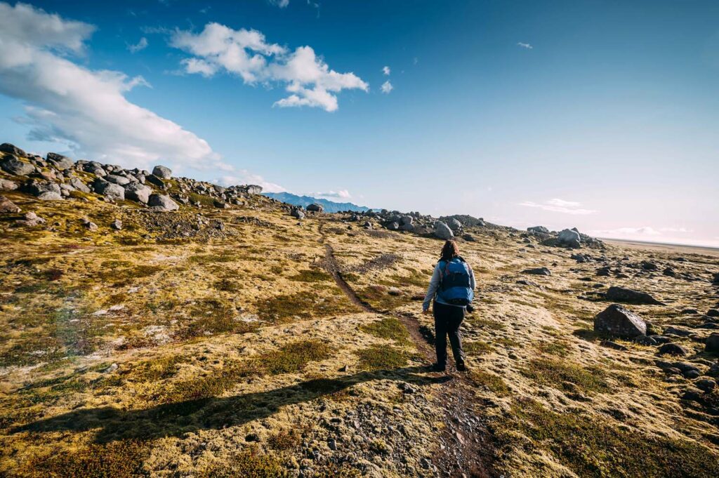 Wer in Island wandert, sollte sich die Landschaft rund um den Gletschersee Jökulsárlón nicht entgehen lassen.
