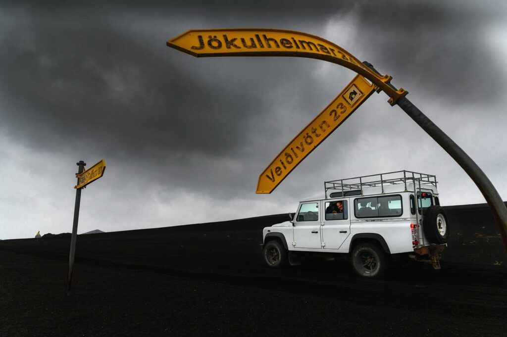 Jeep, Pistenschild, schlechtes Wetter, Hochland, Island