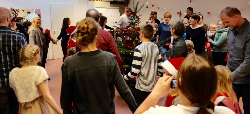 Das Singen und Tanzen um den geschmückten Baum gehören zu den Bräuchen zu Weihnachten auf Island.