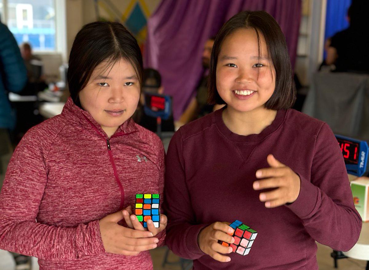 Zwei Mädchen, Rubik´s Cube Workshop, Nuuk